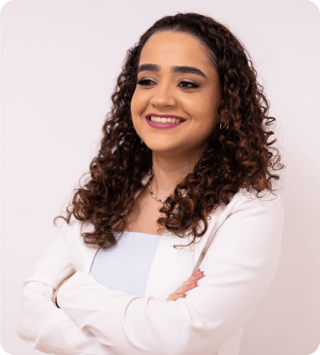 Ana Coutinho de braços cruzados, sorrindo